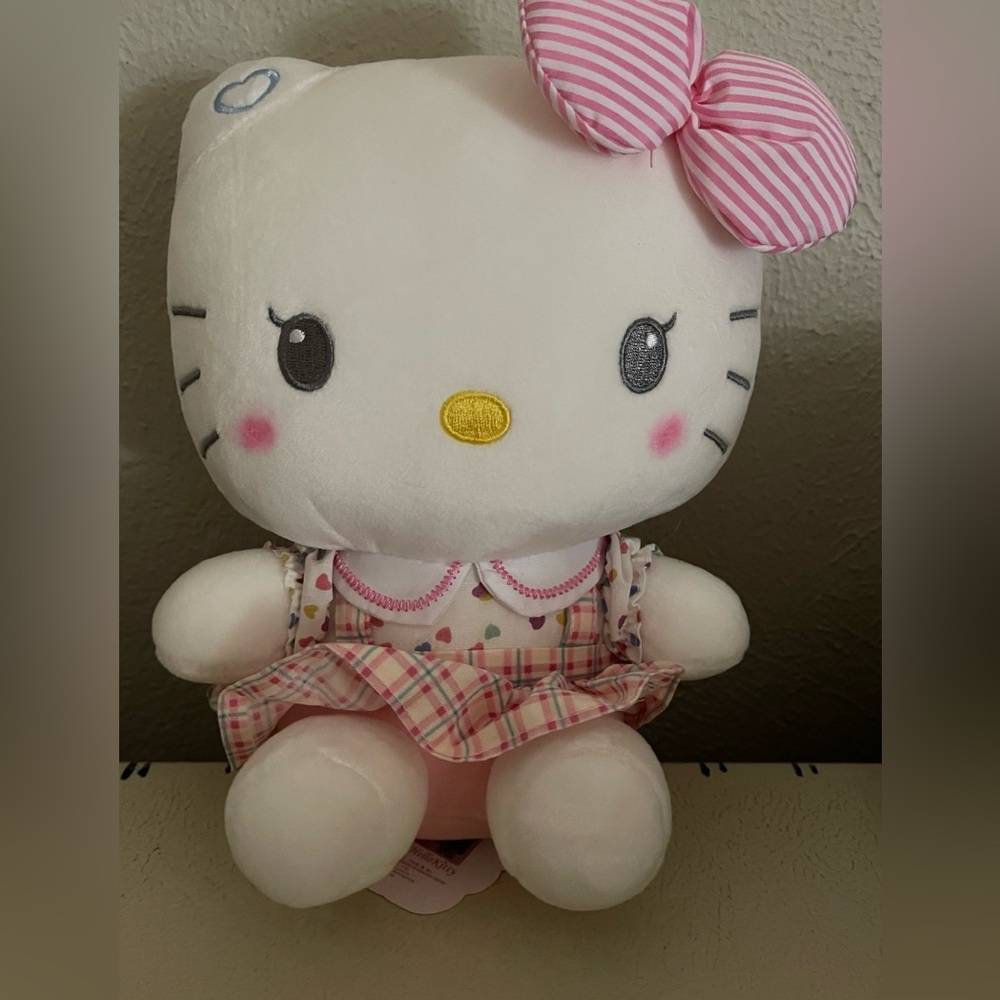 New in‎ bag, 8” Hello Kitty Plush. PRICE DROP!!’